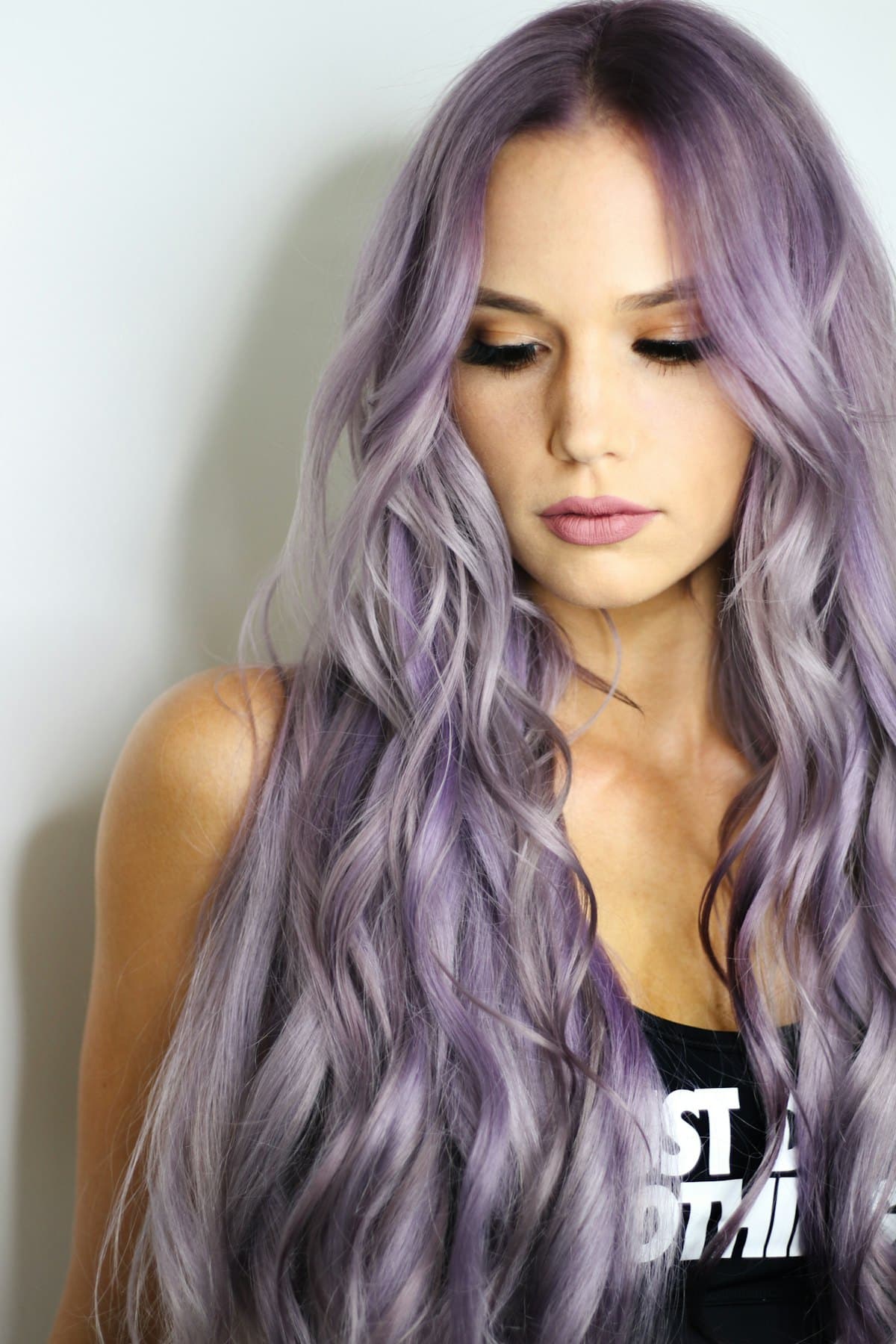 Mujer con cabello largo color lila en ondas